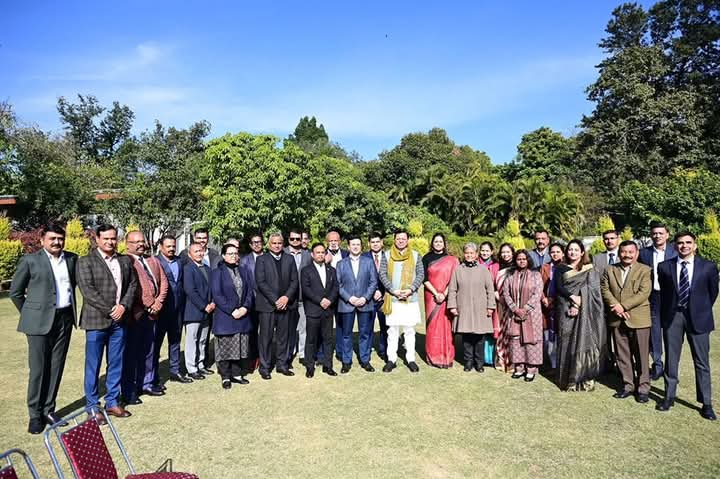 मुख्यमंत्री श्री पुष्कर सिंह धामी से आज नववर्ष के अवसर पर मुख्यमंत्री आवास में अधिकारियों एवं प्रदेश के विभिन्न क्षेत्रों से आये लोगों ने भेंट कर नव वर्ष की शुभकामनाएं दी। 