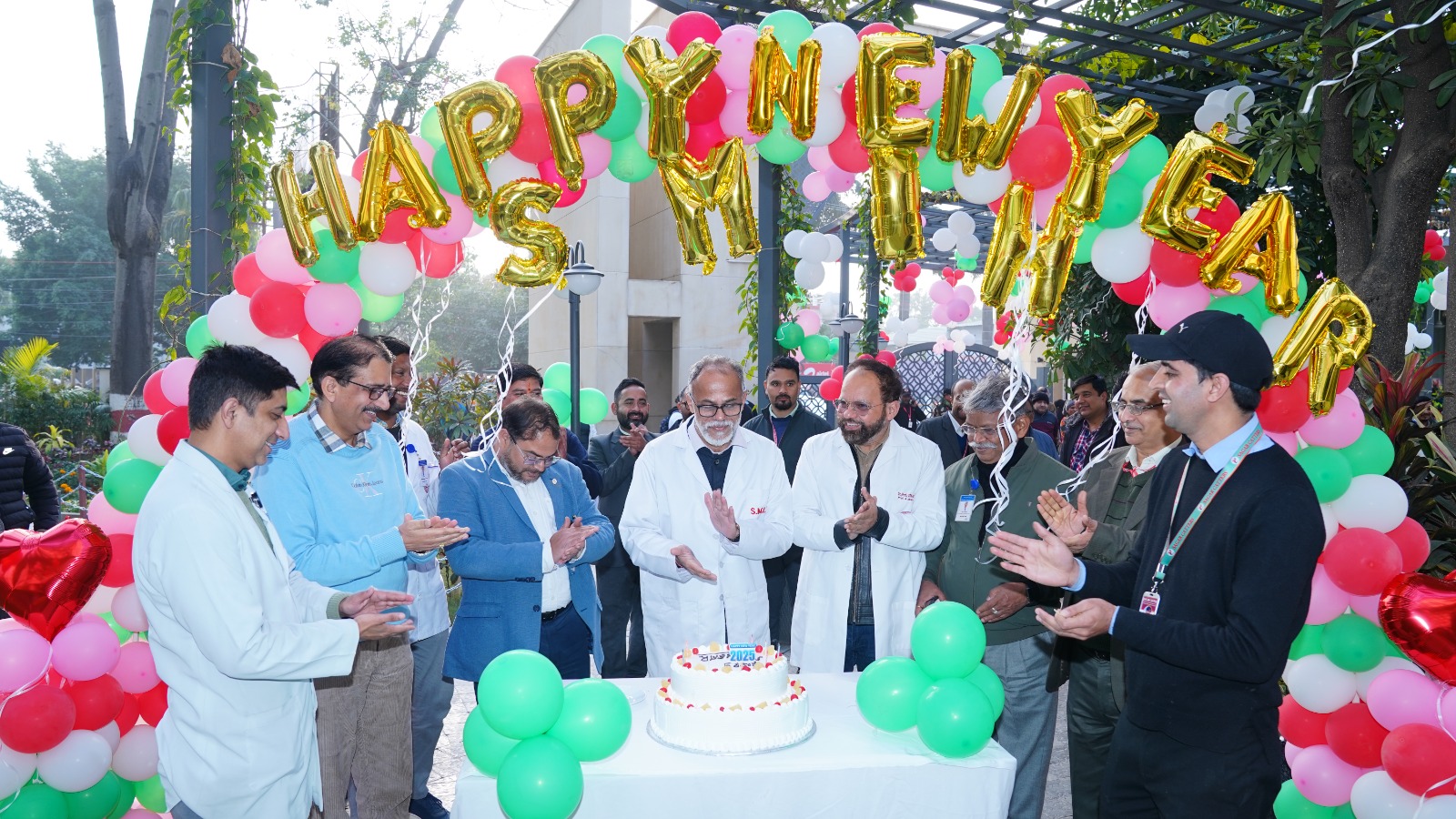 श्री महंत इन्दिरेश अस्पताल में डाॅक्टरों व स्टाफ ने किया नववर्ष का जोरदार स्वागत