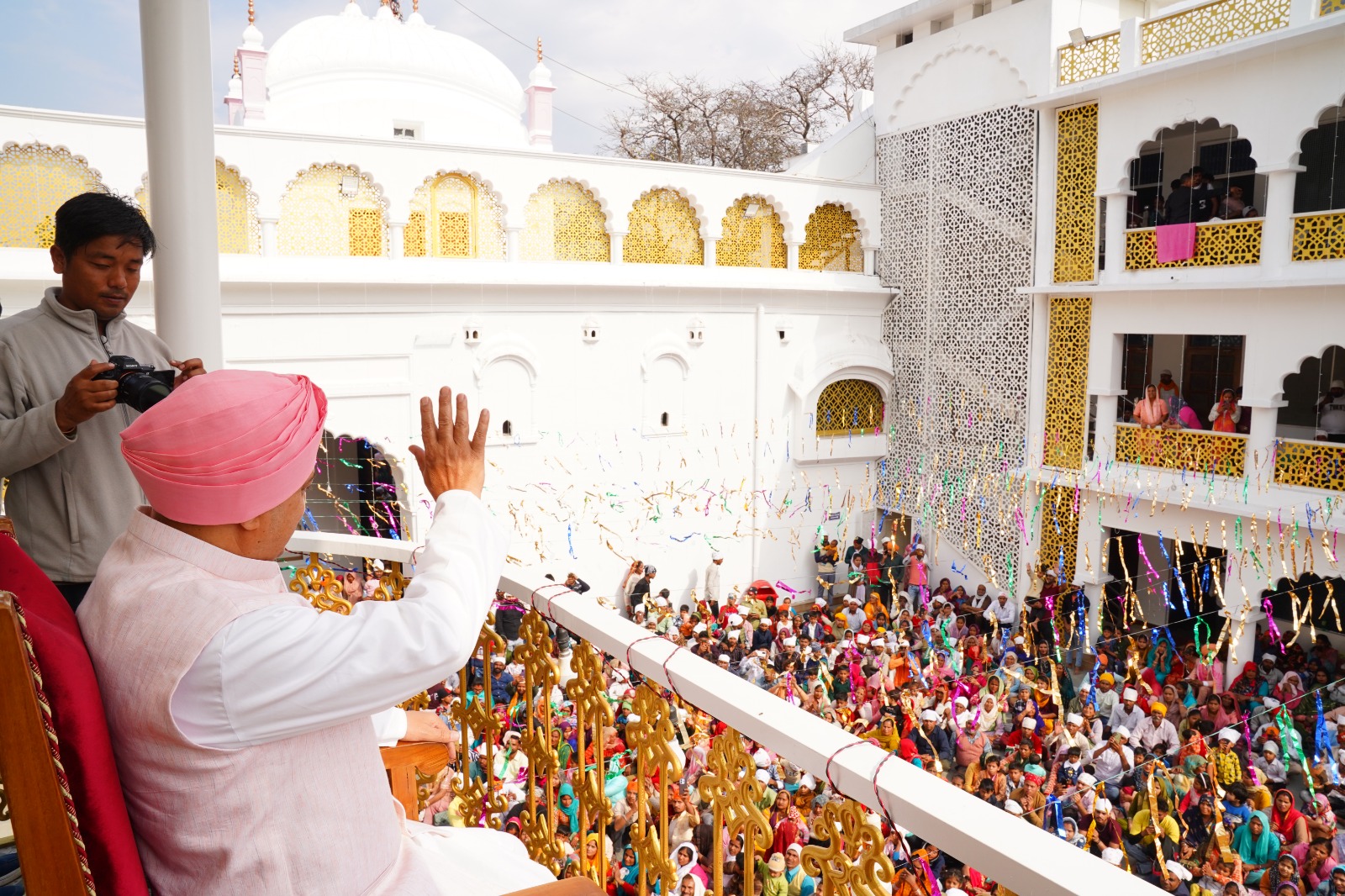 90 फीट ऊंचे नए ध्वजदण्ड को कंधों पर उठाकर श्री दरबार साहिब पहुंची संगतें