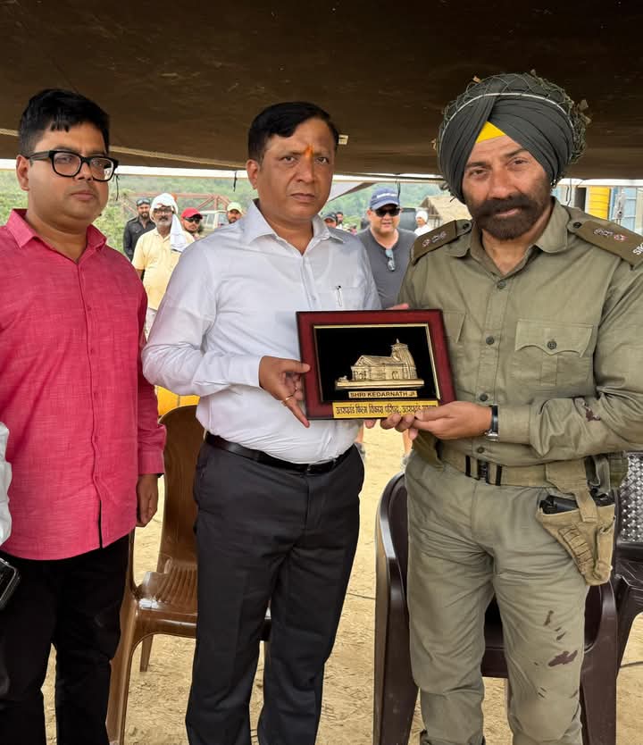 उत्तराखण्ड फिल्म विकास परिषद के मुख्य कार्यकारी अधिकारी श्री बंशीधर तिवारी ने आज देहरादून के हल्दूवाला स्थित बॉर्डर 2 के सेट पर सुप्रसिद्ध अभिनेता सनी देओल और निर्देशक अनुराग सिंह से मुलाकात की।