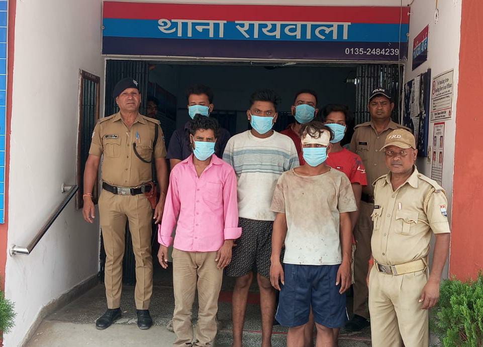 सार्वजनिक स्थान पर हुडदंग कर शान्ति व्यवस्था भंग करने का प्रयास करने वालों को दून पुलिस ने सिखाया कानून का सबक