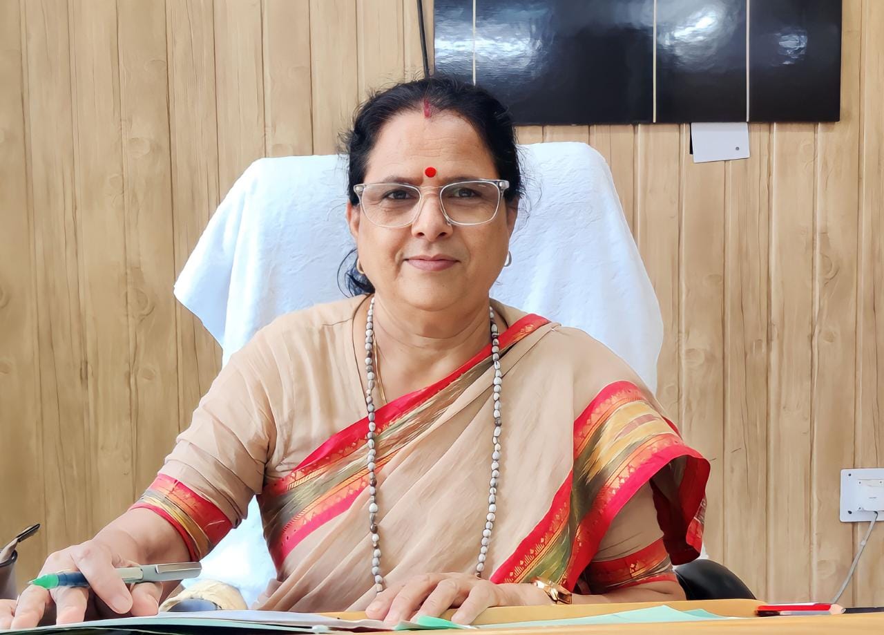 महिला आयोग ने शिक्षा विभाग को दो टूक कहा, आरोपी की घटिया मानसिकता के साथ विद्यालय में पढ़ने वाली छात्राओं की सुरक्षा के साथ खिलवाड़ नही सहेंगे