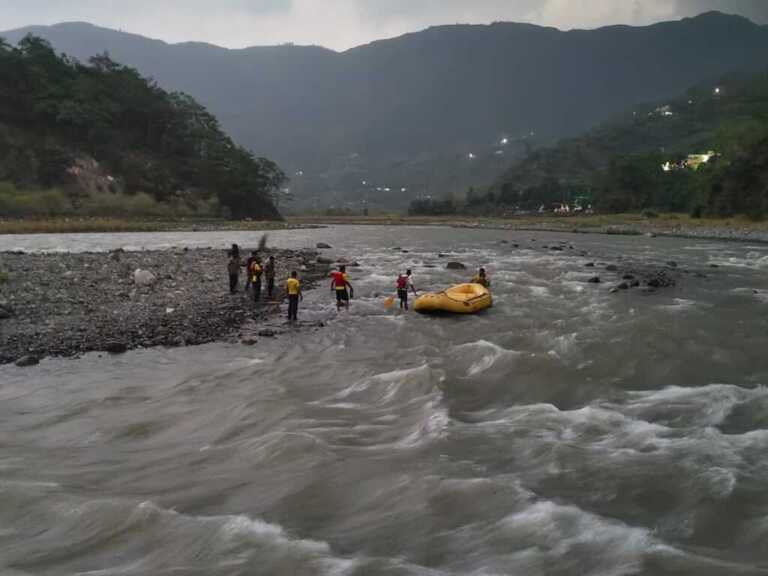देहरादून: नदी में बहे पांच युवक, SDRF ने चलाया रेस्क्यू ऑपरेशन, सभी की बची जान