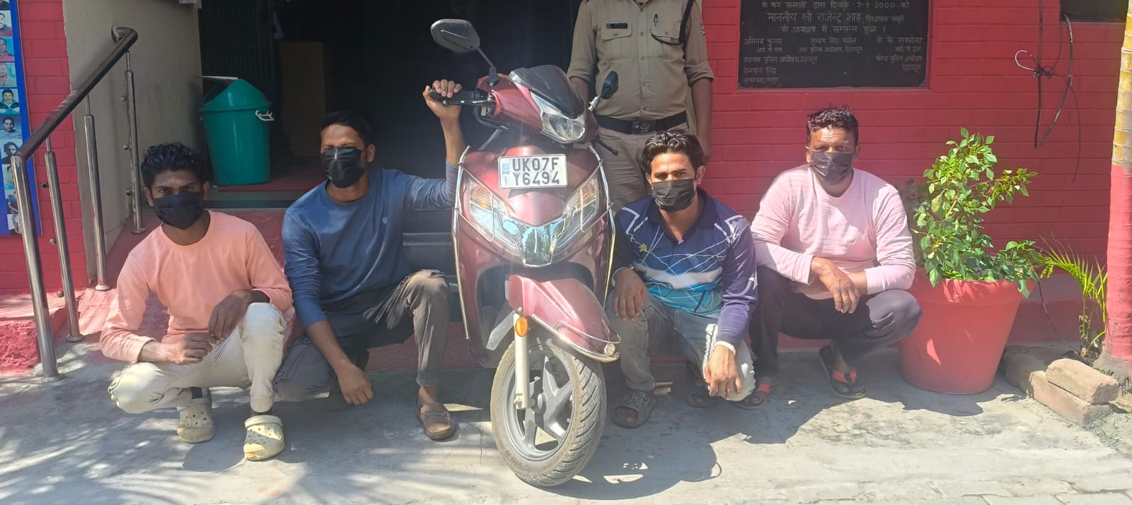 स्कूटी पर 04 सवारी बैठाकर यातायात के नियमों का उल्लंघन करने वाले व्यक्ति के वाहन को किया सीज।