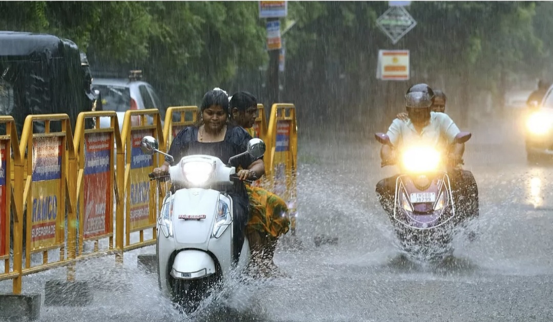 उत्तर भारत के कई राज्यों में अंधड़-बारिश का कहर, तापमान में आई गिरावट