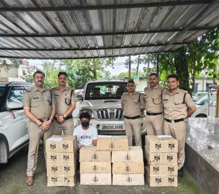 पंचायत चुनाव से पहले देहरादून पुलिस की बड़ी कार्रवाई, 17 पेटी अवैध शराब के साथ 2 तस्कर गिरफ्तार