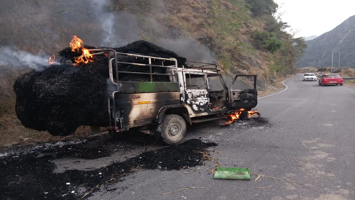 पराली से भरी चलती यूटिलिटी में लगी आग, दो लोगों ने कूदकर बचाई जान