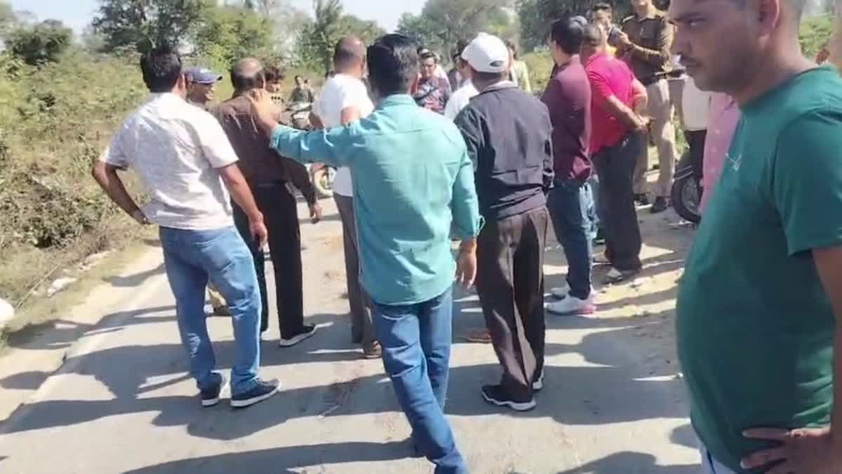 देहरादून में खनन से भरे ट्रैक्टर ट्राली ने युवक को रौंदा, आक्रोशित लोगों ने जमकर किया हंगामा