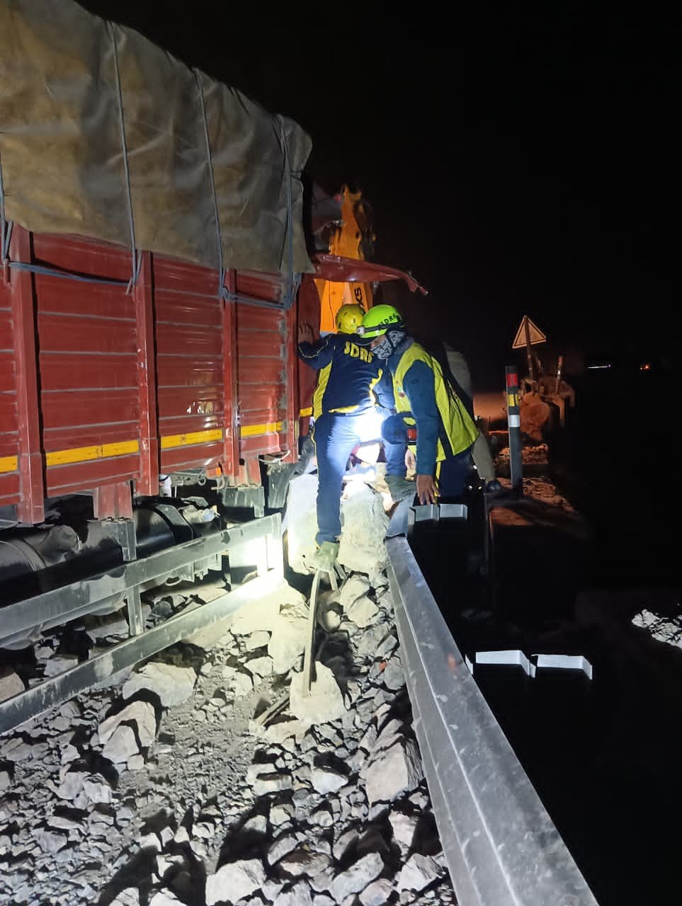 ब्रेकिंग: ऋषिकेश-श्रीनगर हाईवे पर तोता घाटी में भूस्खलन, ट्रक दबा—चालक की दर्दनाक मौत