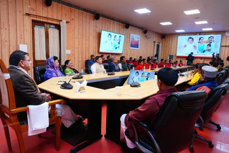 मन की बात: CM धामी ने स्कूली बच्चों संग सुना पीएम मोदी का 131वां एपिसोड