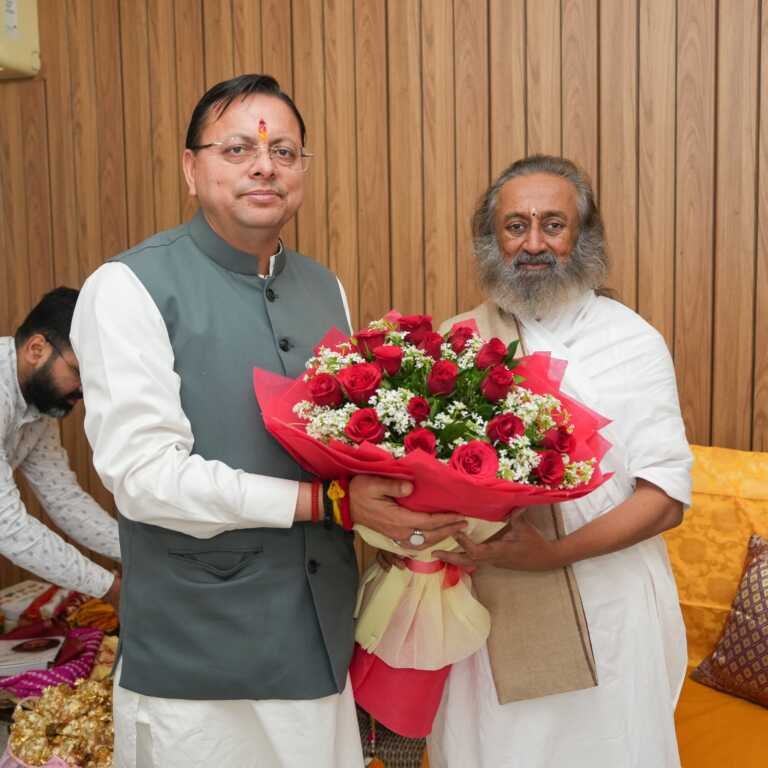 ऋषिकेश में सीएम धामी की श्री श्री रविशंकर से मुलाकात, आध्यात्मिक विकास पर हुई खास चर्चा