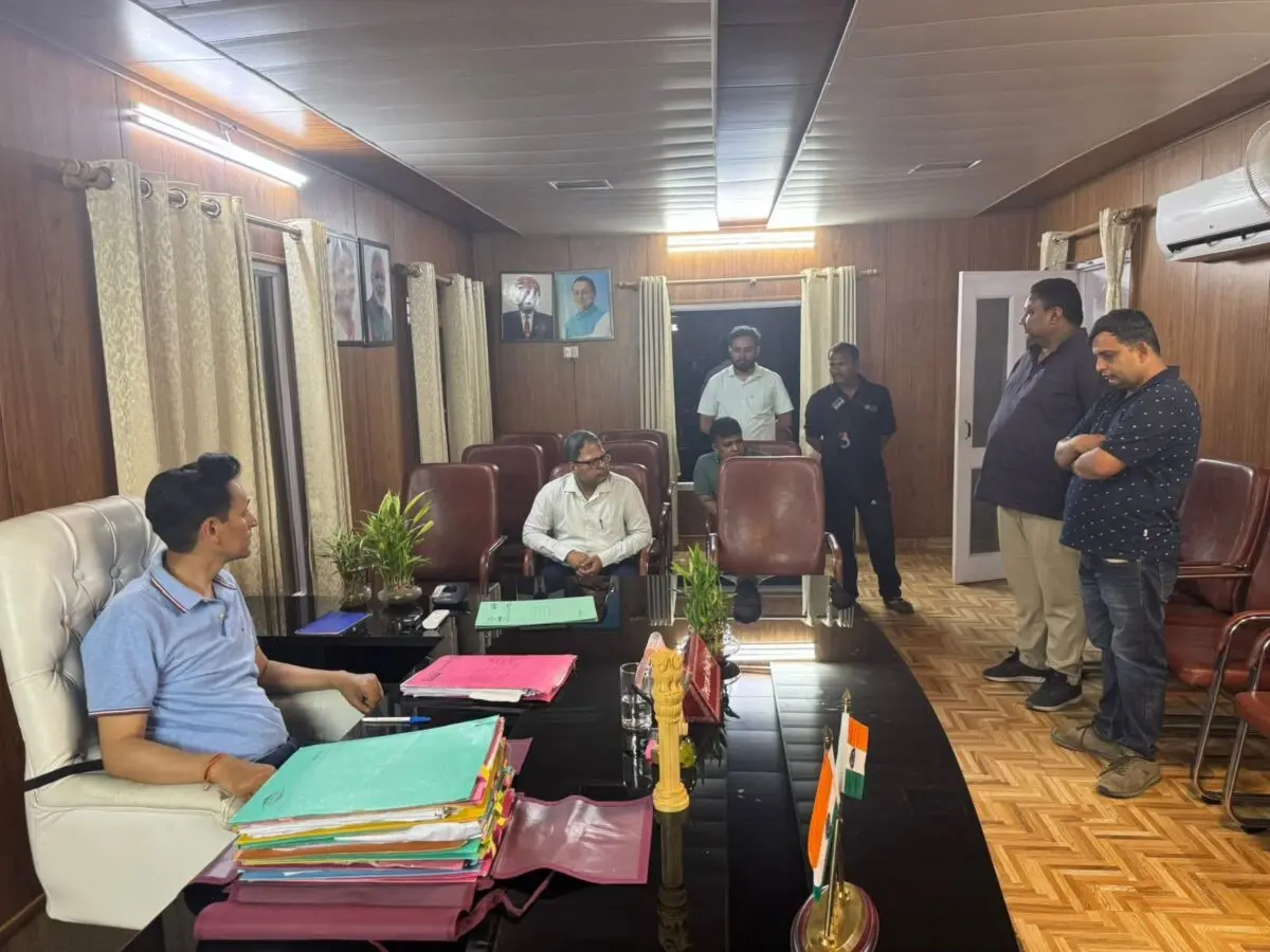 हल्द्वानी में गैस कालाबाजारी का शक: 10 सिलेंडर छोड़ फरार कर्मचारी, आयुक्त दीपक रावत ने FIR के दिए आदेश