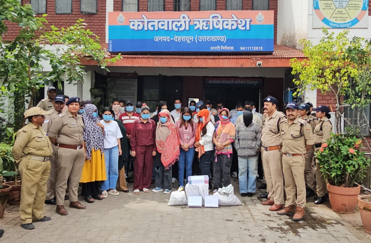 ऋषिकेश में होटल पर रेड: 40 जुआरी गिरफ्तार, लाखों की बरामदगी