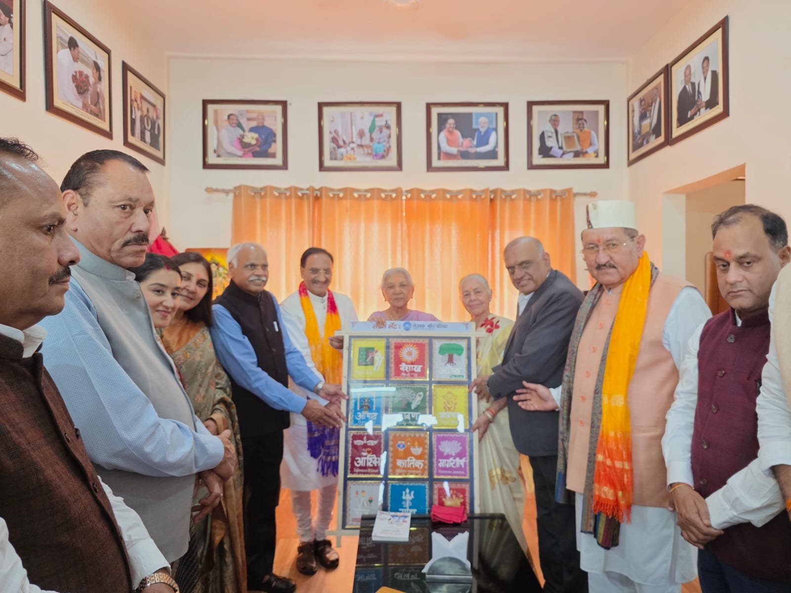 अचानक भारत के पहले लेखक गाँव पहुँचीं  उत्तर प्रदेश की राज्यपाल आनंदीबेन पटेल, सृजन की इस अद्भुत परिकल्पना की की सराहना