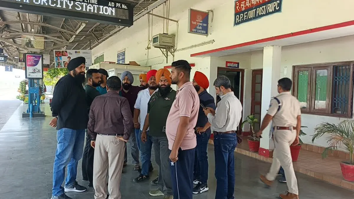 चलती संपर्क क्रांति ट्रेन में 7 लाख की लूट: बदमाश फायरिंग कर कूदे फरार