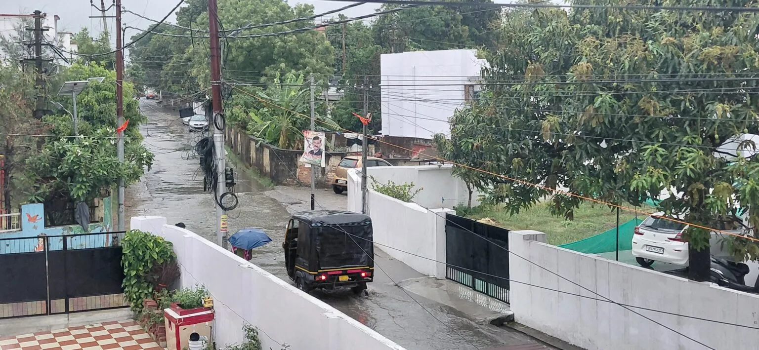 देहरादून में झमाझम बारिश: भीषण गर्मी से मिली राहत, तेज हवाओं ने बढ़ाई सिहरन