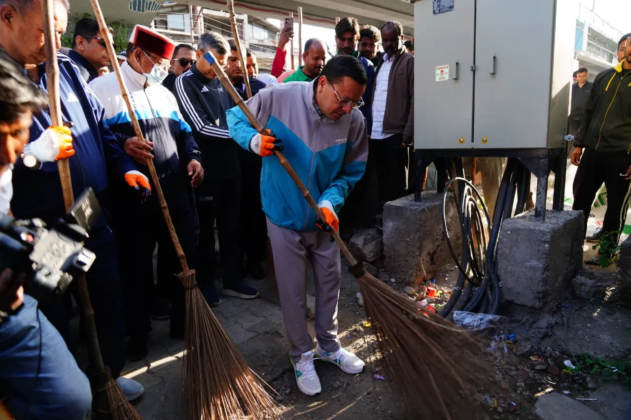 CM धामी ने स्वच्छता अभियान में लिया हिस्सा, दिया जागरूकता संदेश