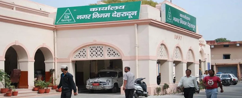 देहरादून में हंगामा: युवक महापौर की कुर्सी पर बैठा, सुरक्षाकर्मियों से मारपीट के बाद गिरफ्तार