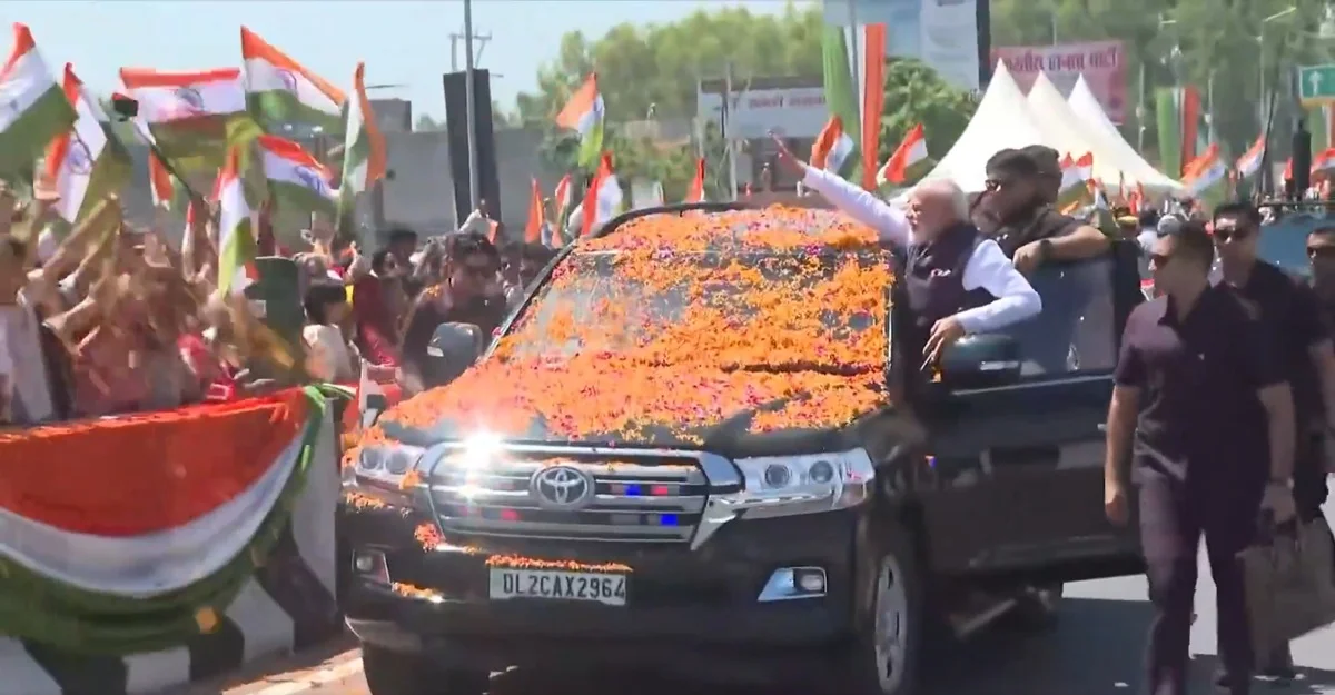 दिल्ली देहरादून एक्सप्रेस वे… भव्य रोड शो के साथ लोकार्पण स्थल की ओर बढ़ रहे प्रधानमंत्री मोदी