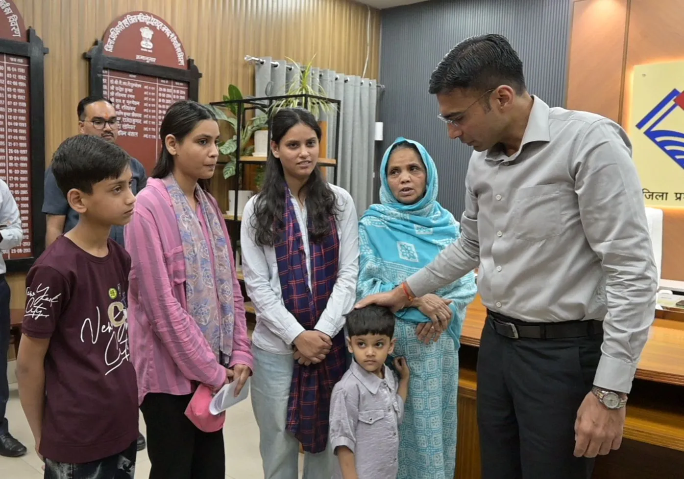 1 बेटी खो चुकी, 1 नन्ही नातिन व 3 अविवाहित बेटियों की असहाय विधवा माता क्षमा का डीएम ने करवाया बैंक ऋण माफ, बैंक से दिलाई नो ड्यूज एनओसी;