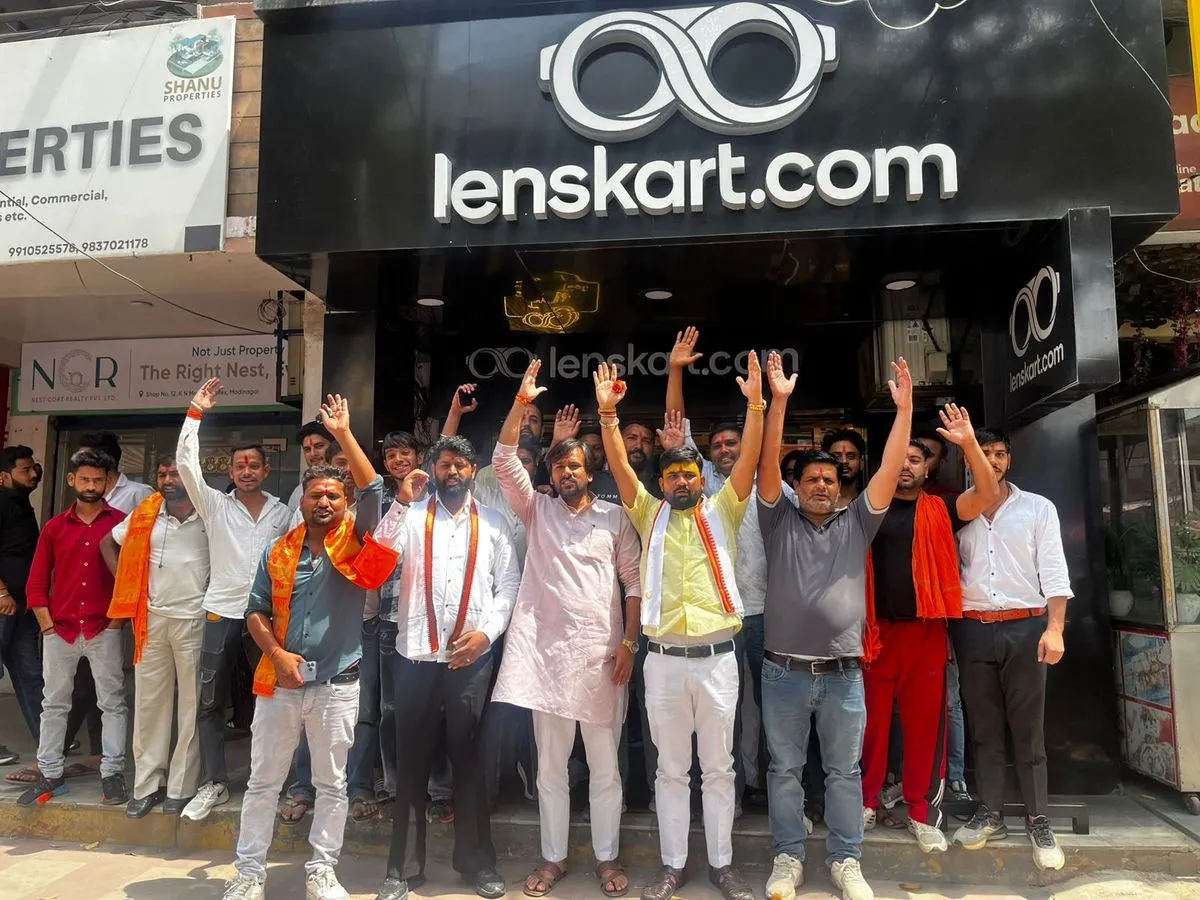 लेंसकार्ट विवाद: दून में बजरंग दल का हंगामा, कर्मचारियों को तिलक-कलावा पहनाया, 2 दिन में माफी की चेतावनी