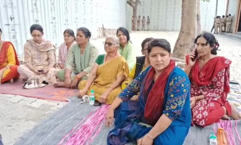 राष्ट्रपति निकेतन गेट के सामने शराब की दुकान का विरोध, सड़क पर उतरी स्थानीय महिलाएं, कांग्रेस ने दिया समर्थन