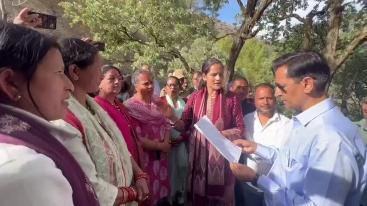 नैनीताल में शराब की दुकान पर बवाल: महिलाओं का उग्र विरोध, आत्मदाह की चेतावनी