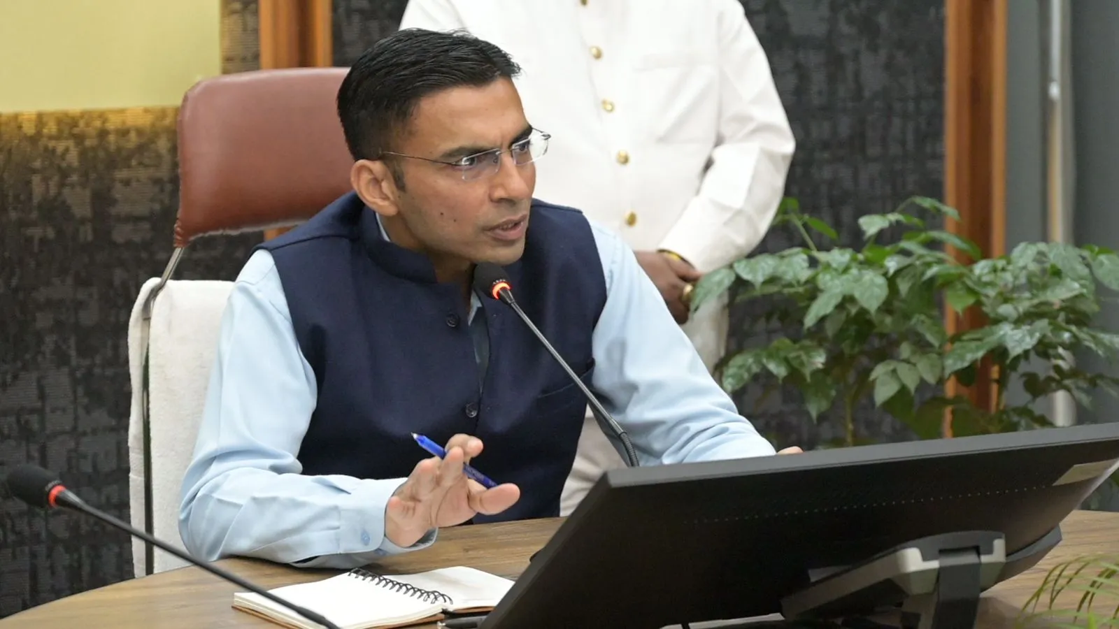 मा० प्रधानमंत्री के भ्रमण कार्यक्रम को लेकर जिला प्रशासन अलर्ट मोड पर; डीएम ने रेखीय विभागों के अधिकारी संग की समीक्षा बैठक