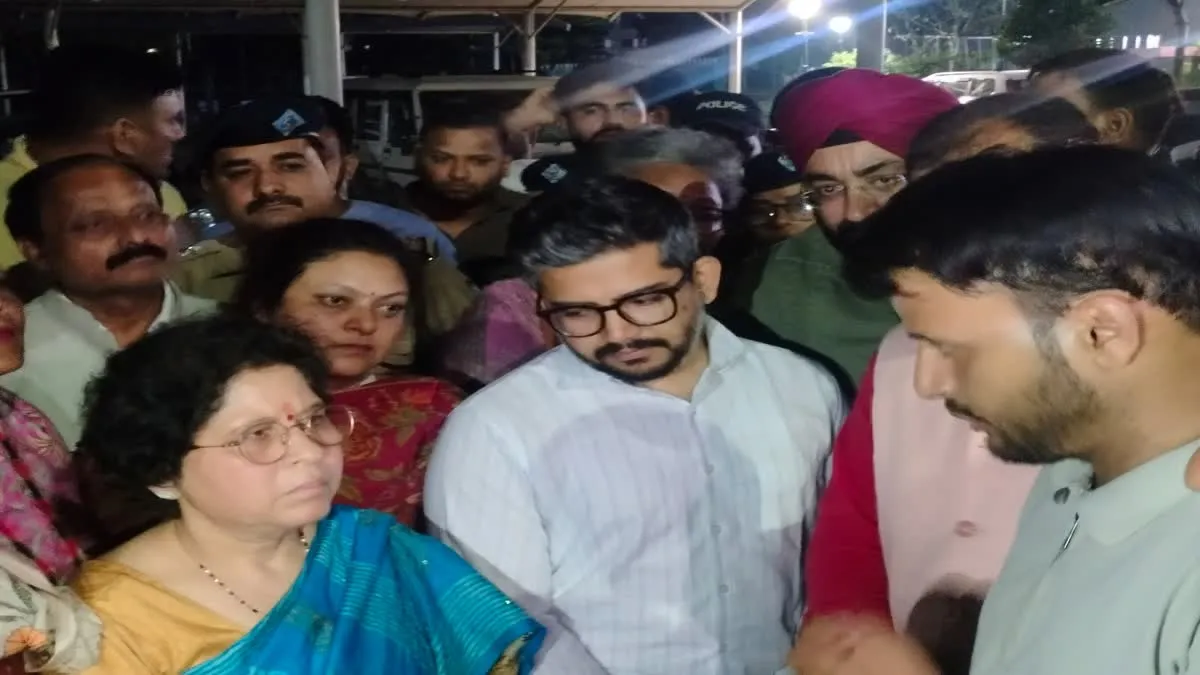 50 घंटे से टंकी पर डटे नर्सिंग अभ्यर्थी, डीजी हेल्थ की वार्ता बेनतीजा; ज्योति रौतेला का अनशन जारी