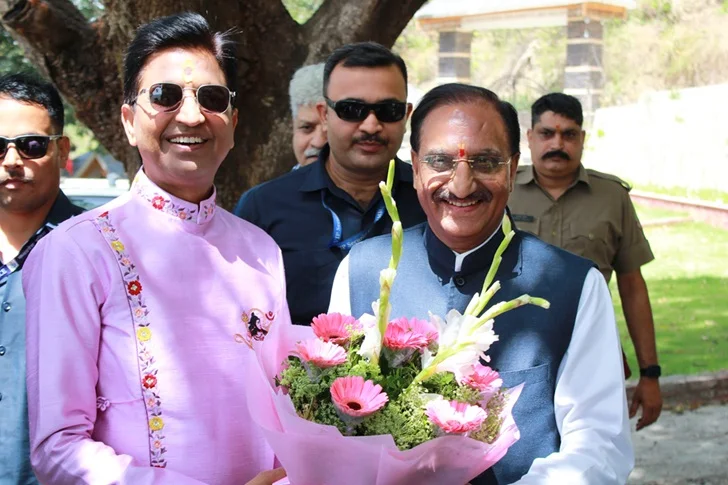 डॉ. कुमार विश्वास पहुंचे दून के लेखक गांव, कविता और संस्कृति से युवाओं को किया प्रेरित
