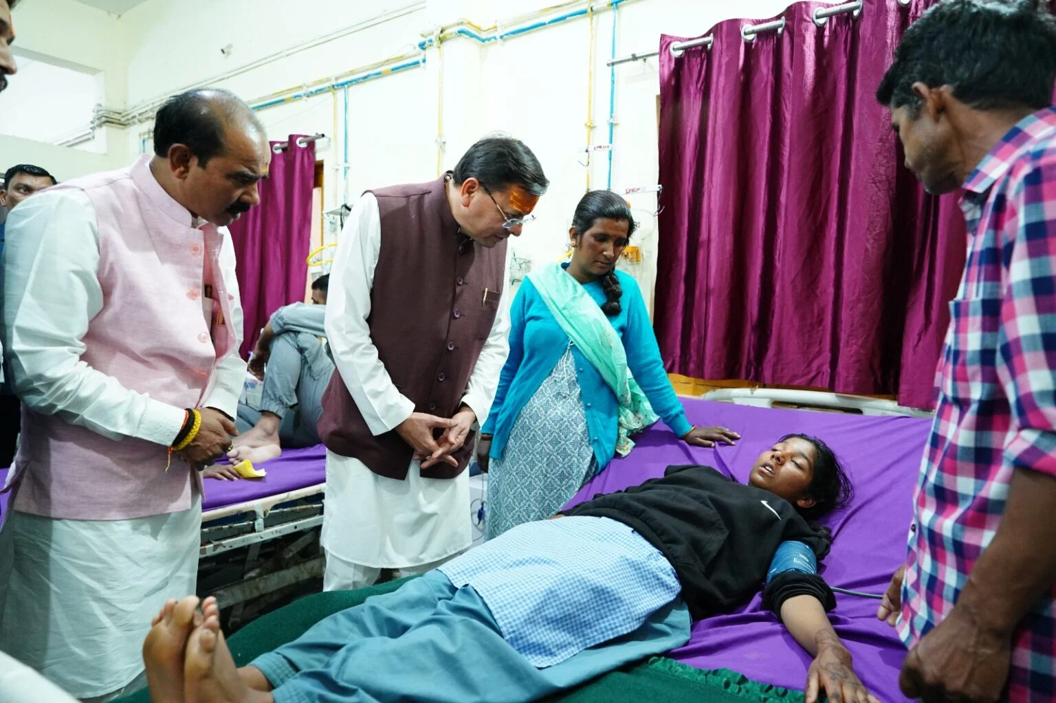 जिला अस्पताल पहुंचे सीएम धामी, मरीजों से मिलकर जाना स्वास्थ्य सेवाओं का हाल