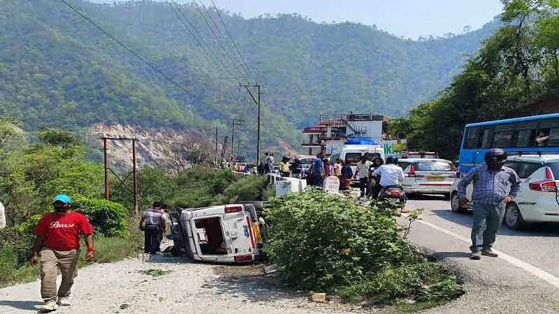 रुद्रप्रयाग-श्रीनगर हाईवे पर मैक्स वाहन हादसा, प्रशासन की तत्परता से घायलों को मिला समय पर उपचार