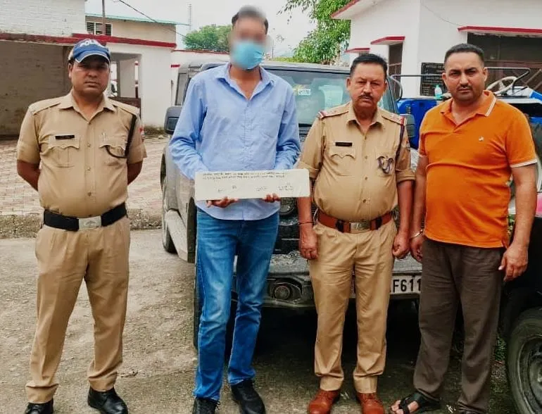 कालाढूंगी में ‘ऑपरेशन प्रहार’ का असर: फर्जी नंबर प्लेट लगाकर घूम रही थार पकड़ी, आरोपी दबोचा गया