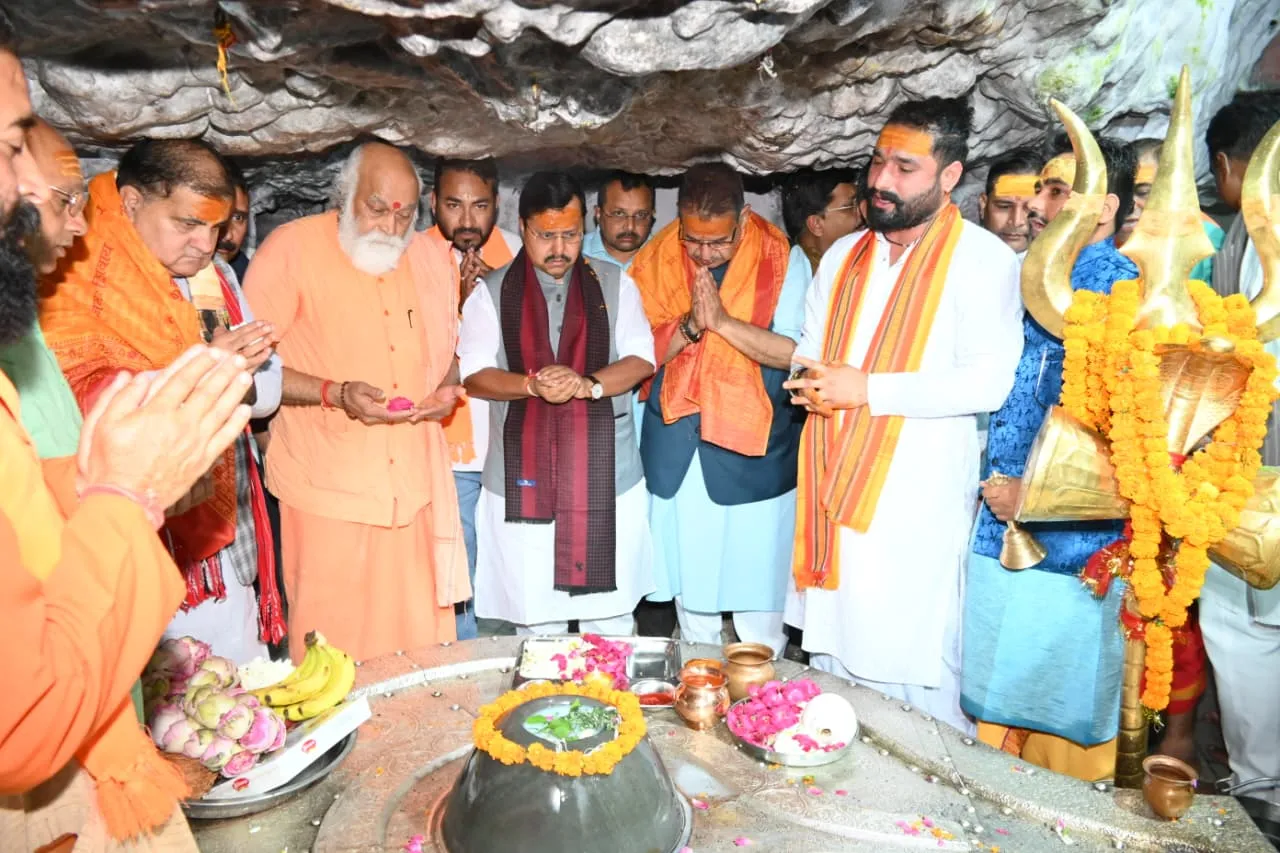 भाजपा राष्ट्रीय अध्यक्ष नितिन नबीन ने टपकेश्वर मंदिर में पूजा-अर्चना कर बूथ कार्यकर्ताओं संग किया संवाद