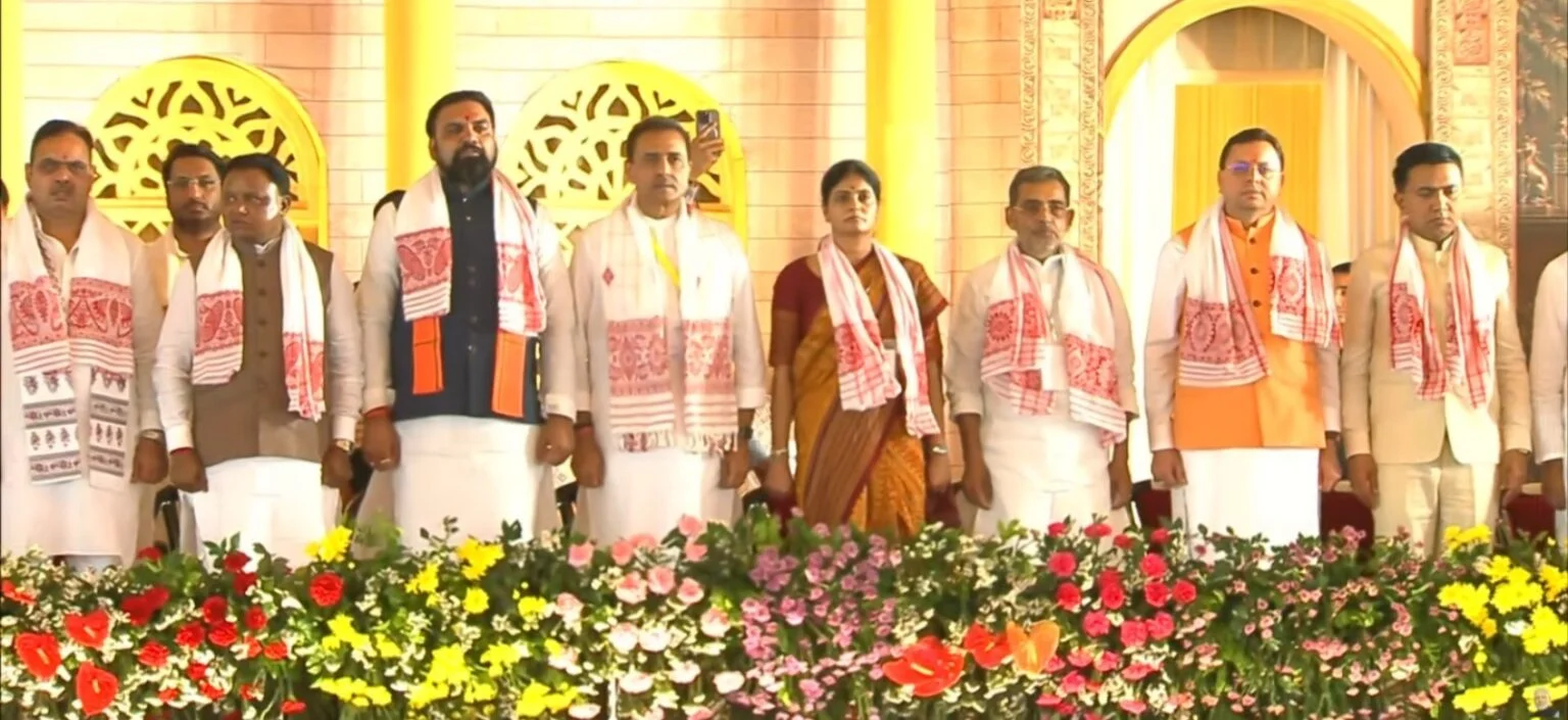 असम में NDA सरकार का शपथ ग्रहण समारोह, मुख्यमंत्री धामी रहे शामिल