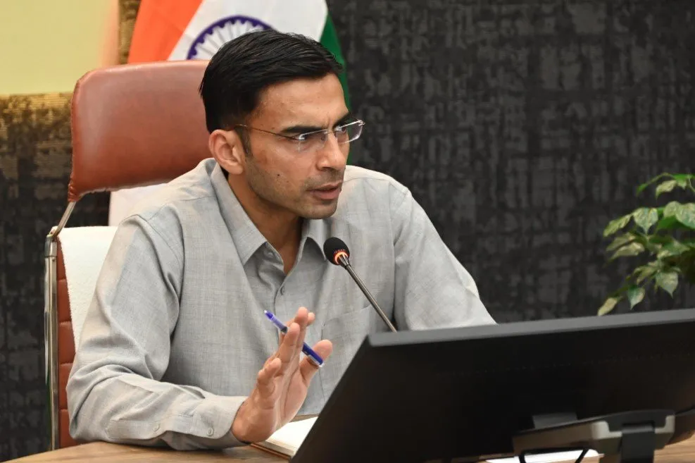डीएम के सख्त निर्देशः संसाधन बढ़ाकर मानकों के साथ जल्द पूरे हो पुराने कार्य