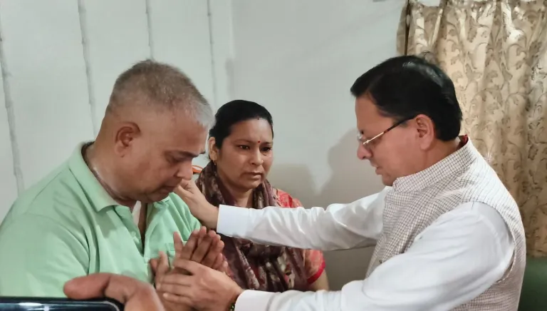 मुख्यमंत्री धामी ने मनोज जखमोला के आवास पहुंचकर किया शोक व्यक्त