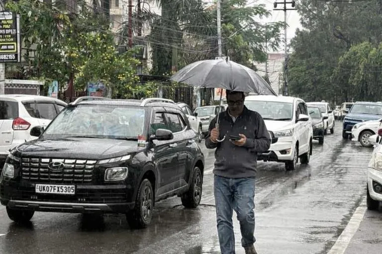 उत्तराखंड में अगले 3 घंटों के लिए येलो अलर्ट जारी, कई जिलों में बारिश और तेज हवाओं की चेतावनी