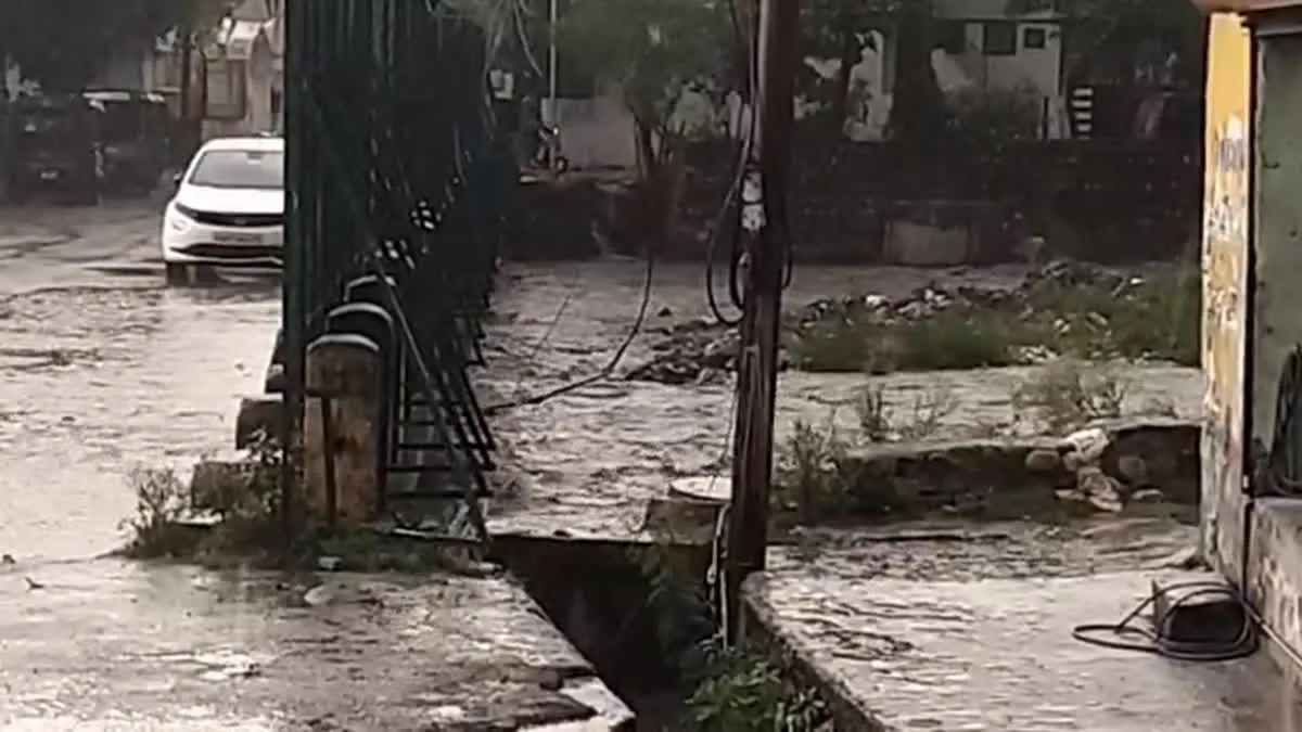 देहरादून में बारिश का कहर: कुछ ही मिनटों में शहर हुआ जलमग्न, रिस्पना नदी उफान पर