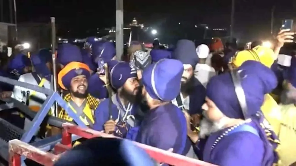उत्तराखंड में तनाव: बैरिकेडिंग तोड़ देहरादून की ओर बढ़ा निहंगों का जत्था, हाई अलर्ट जारी