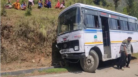 रोडवेज बस के ब्रेक फेल, पहाड़ी से टकराई, ड्राइवर की दर्दनाक मौत