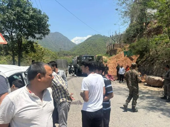 रुद्रप्रयाग के नरकोटा में भीषण सड़क हादसा: आर्मी ट्रक और कार की भिड़ंत में कई गंभीर, सेना के जवानों ने संभाला मोर्चा