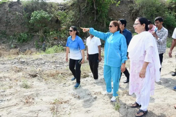 खेलभूमि की दिशा में बढ़ते कदम: मिट्टी माथे से लगाकर बोली खेल मंत्री- “तीर्थ से कम नहीं खेल विश्वविद्यालय”