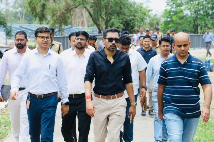 ग्राउंड जीरो पर उतरे DM : राष्ट्रपति दौरे को लेकर ‘आशियाना’ और ’निकेतन’ का किया स्थलीय निरीक्षण, परखीं व्यवस्थाएं