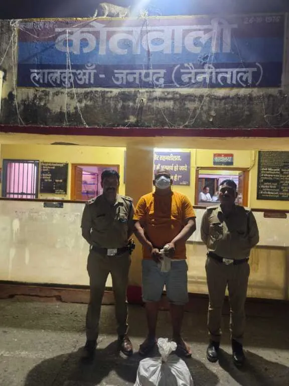 लालकुआं में अंग्रेजी शराब की होम डिलीवरी का भंडाफोड़, 54 पव्वों के साथ तस्कर गिरफ्तार