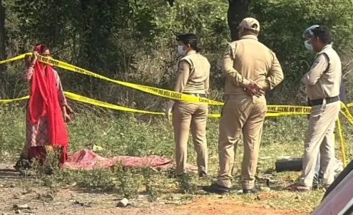 बेरीपड़ाव के सुनसान क्षेत्र में महिला की लाश मिलने से मचा हड़कंप, पुलिस और फोरेंसिक टीम मौके पर