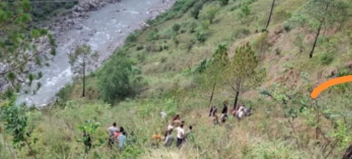 चमोली: देवाल में भीषण दुर्घटना खाई से सीधे नदी में गिरी टैक्सी, 4 की मौत