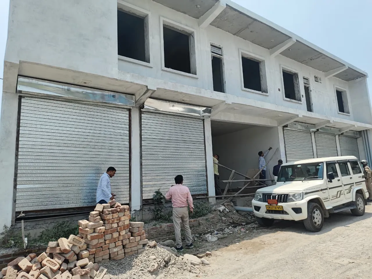 अवैध निर्माणों पर एमडीडीए का शिकंजा, ऋषिकेश में तीन  निर्माणाधीन भवन सील