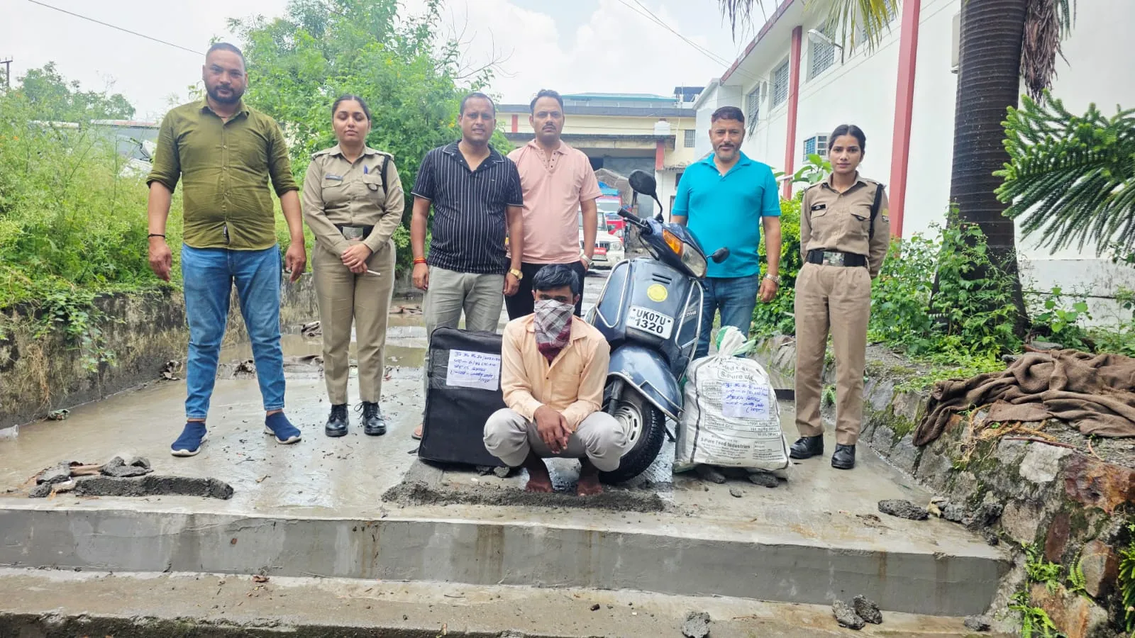आबकारी विभाग की बड़ी कार्रवाई: देहरादून में  192 पव्वे अवैध विदेशी शराब और 72 केन बीयर बरामद