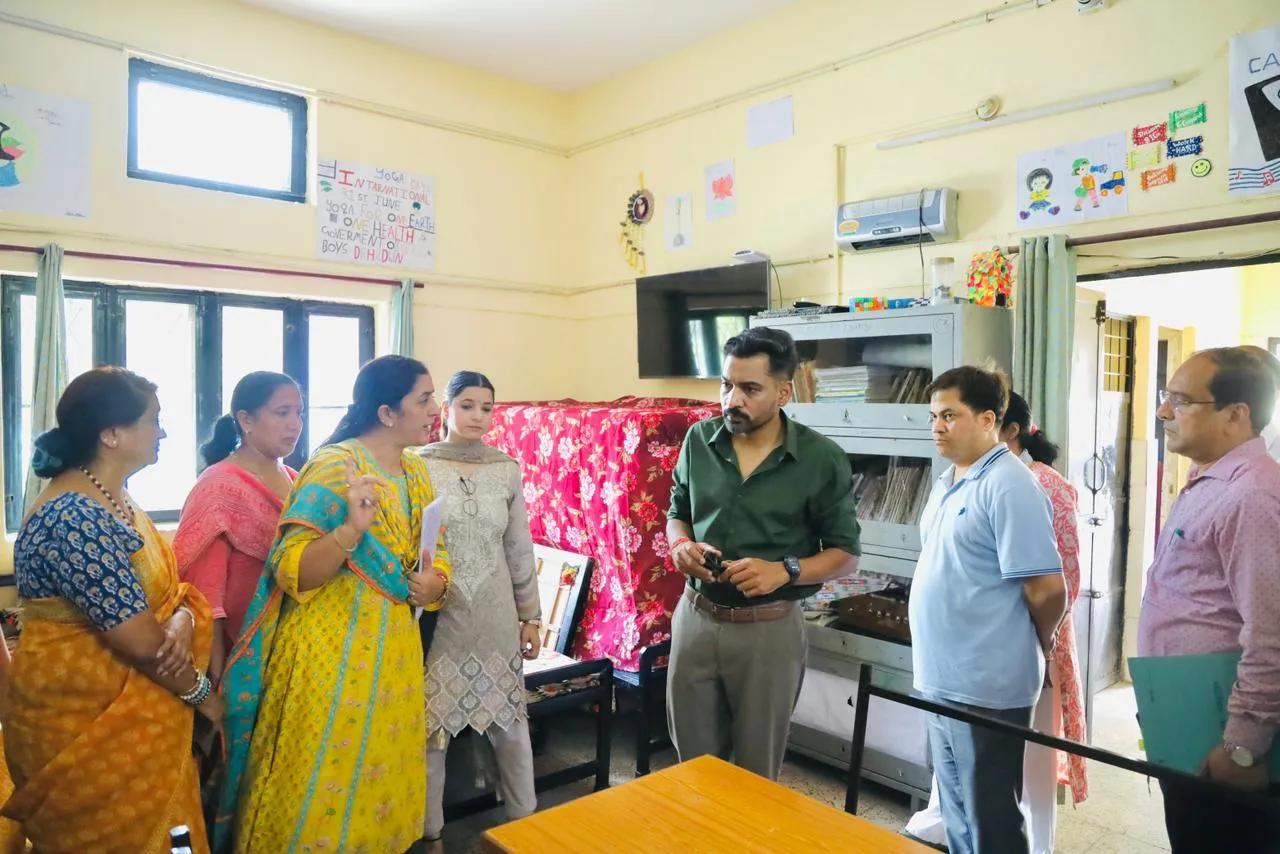 देहरादून: नारी निकेतन, बाल सुधार गृह और किशोरी गृह का डीएम डॉ. आशीष चौहान ने किया निरीक्षण, सुरक्षा और सुविधाओं को लेकर दिए सख्त निर्देश